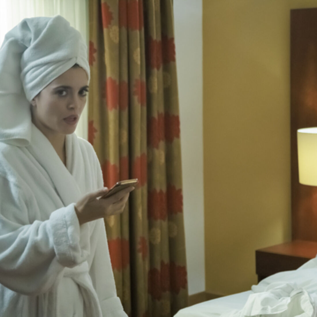 Lurdes confronta Verónica sobre prostituição e esta culpa-a por a ter prometido a Miguel