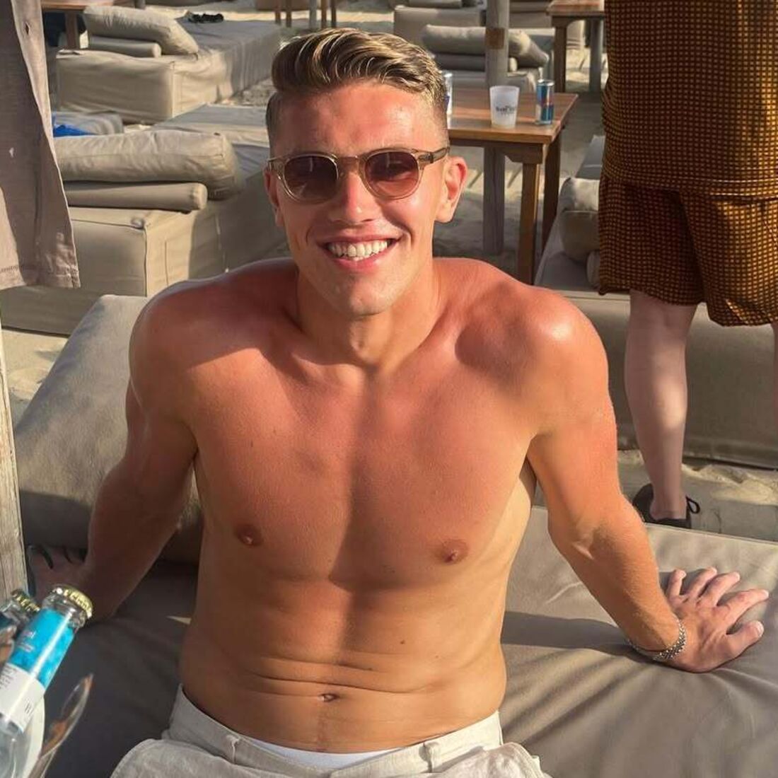 Gyökeres aproveita férias em Mykonos com amigos, longe de Inês Aguiar, enquanto futuro no Sporting é incerto