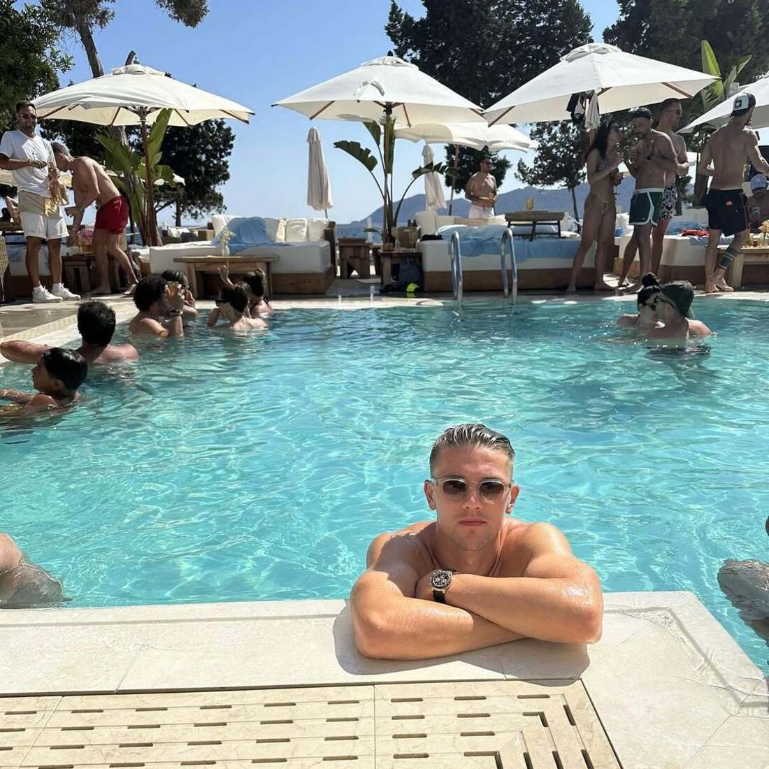 Gyökeres aproveita férias em Mykonos com amigos, sem Inês Aguiar, enquanto futuro no Sporting é incerto