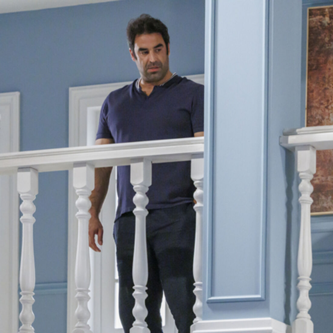 Miguel ouve a conversa de Tomás e Laura, escondido