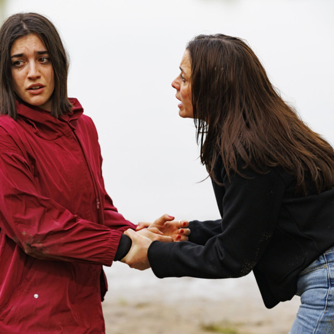 Sofia e Beatriz, perdidas numa ilha deserta após escaparem da morte em 'A Herança'