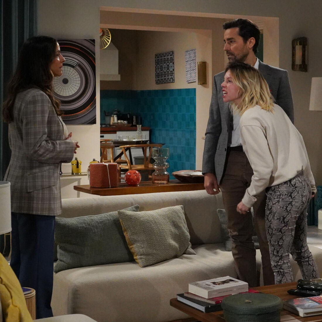 Pilar festeja a morte de Sofia, mas Teresinha expulsa-a de casa. Vicente é confrontado