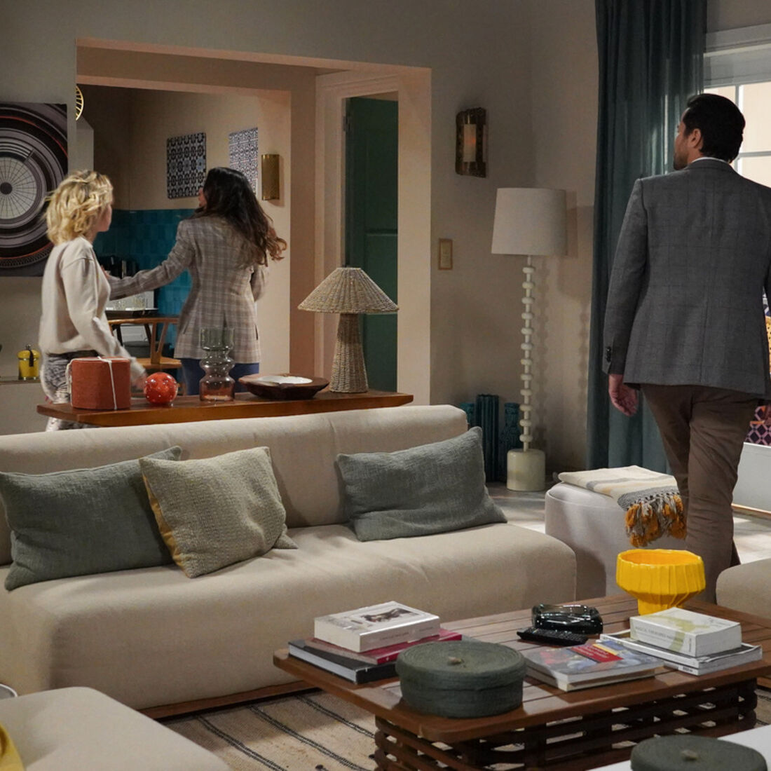 Pilar festeja a morte de Sofia, mas Teresinha expulsa-a de casa