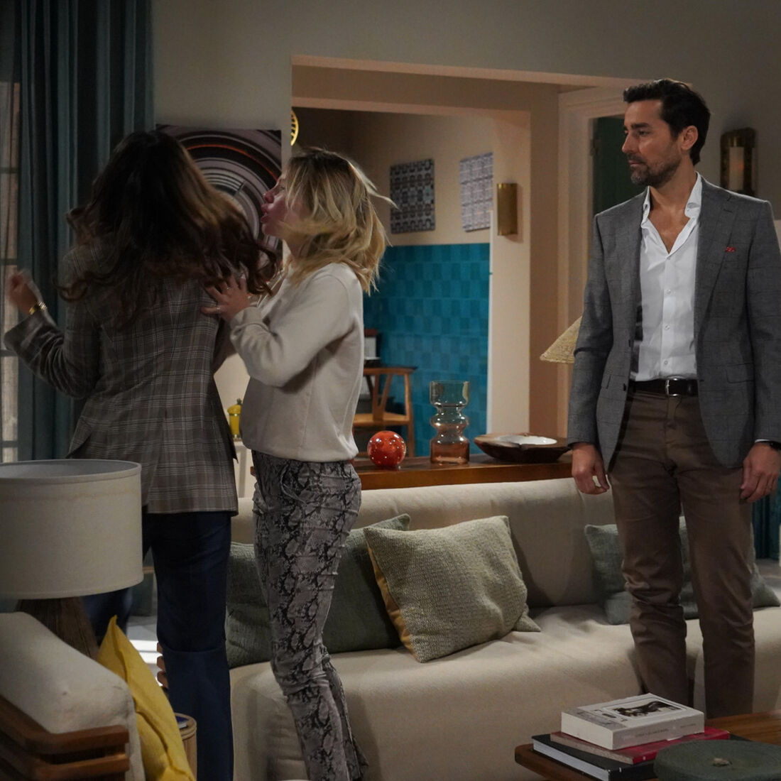 Pilar festeja morte de Sofia, mas Teresinha expulsa-a de casa. Vicente sente-se culpado