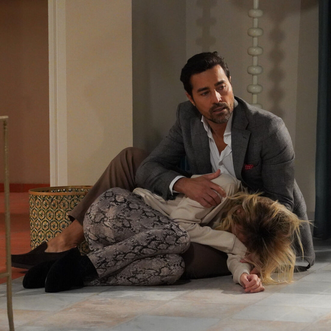 Pilar celebra a morte de Sofia, mas Teresinha expulsa-a. Vicente sente culpa e Amélia orgulho