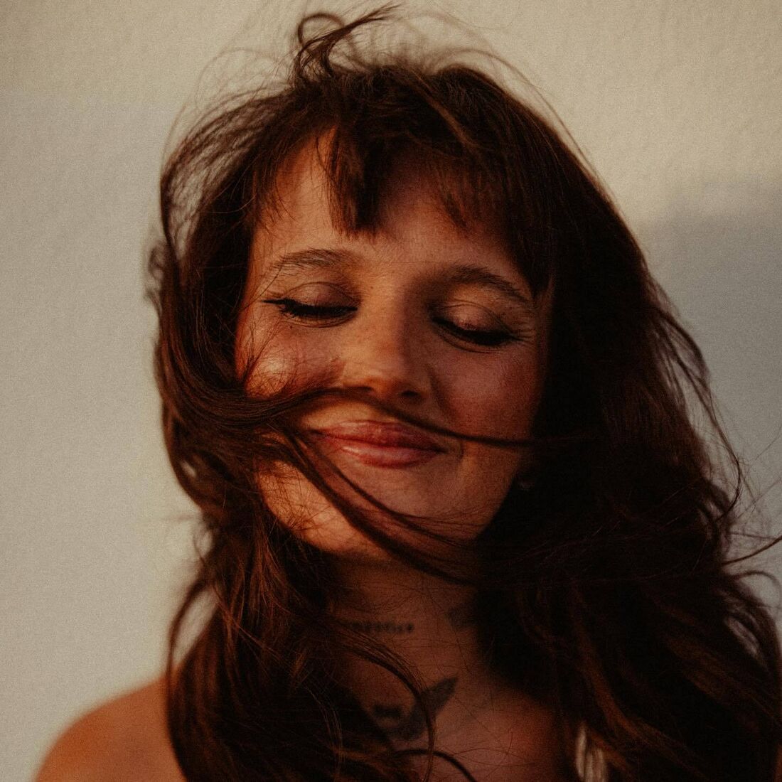 Carolina Deslandes mostra gravidez ao lado de Luís Delgado