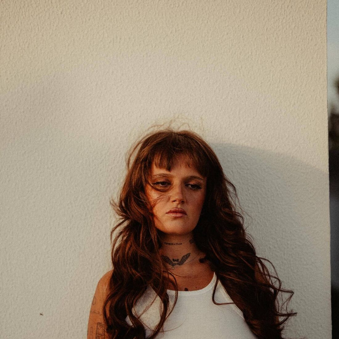 Carolina Deslandes exibe barriguinha de grávida, aguardando o quarto filho com Luís Delgado