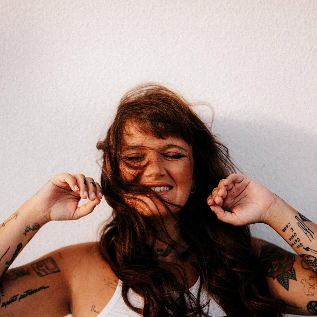 Carolina Deslandes grávida exibe a sua barriga com Luís Delgado