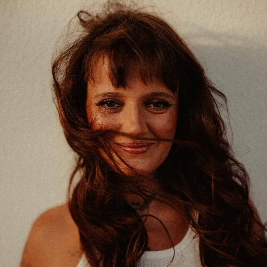 Carolina Deslandes mostra a barriguinha de grávida