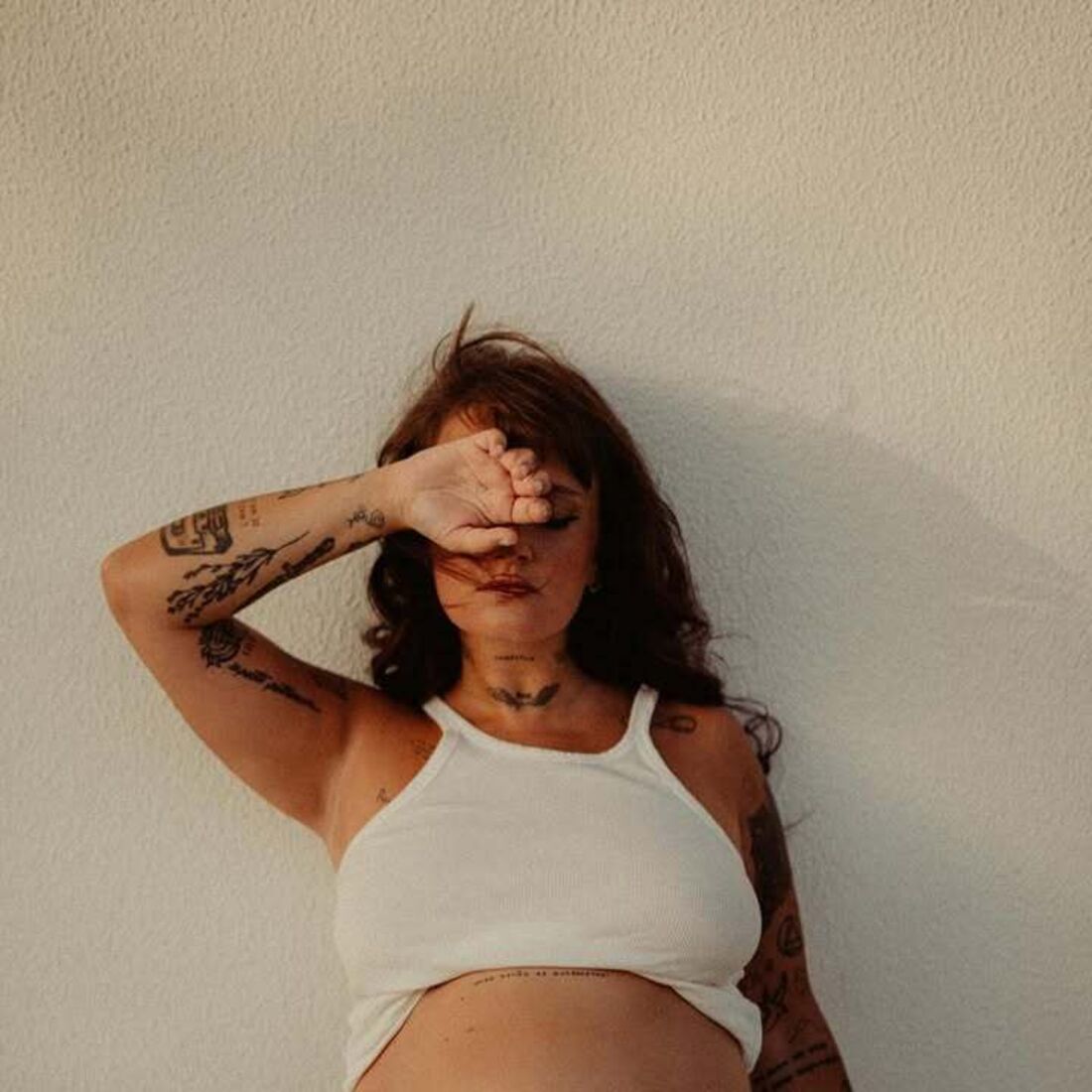 Carolina Deslandes mostra a barriga de grávida do seu quarto filho.
