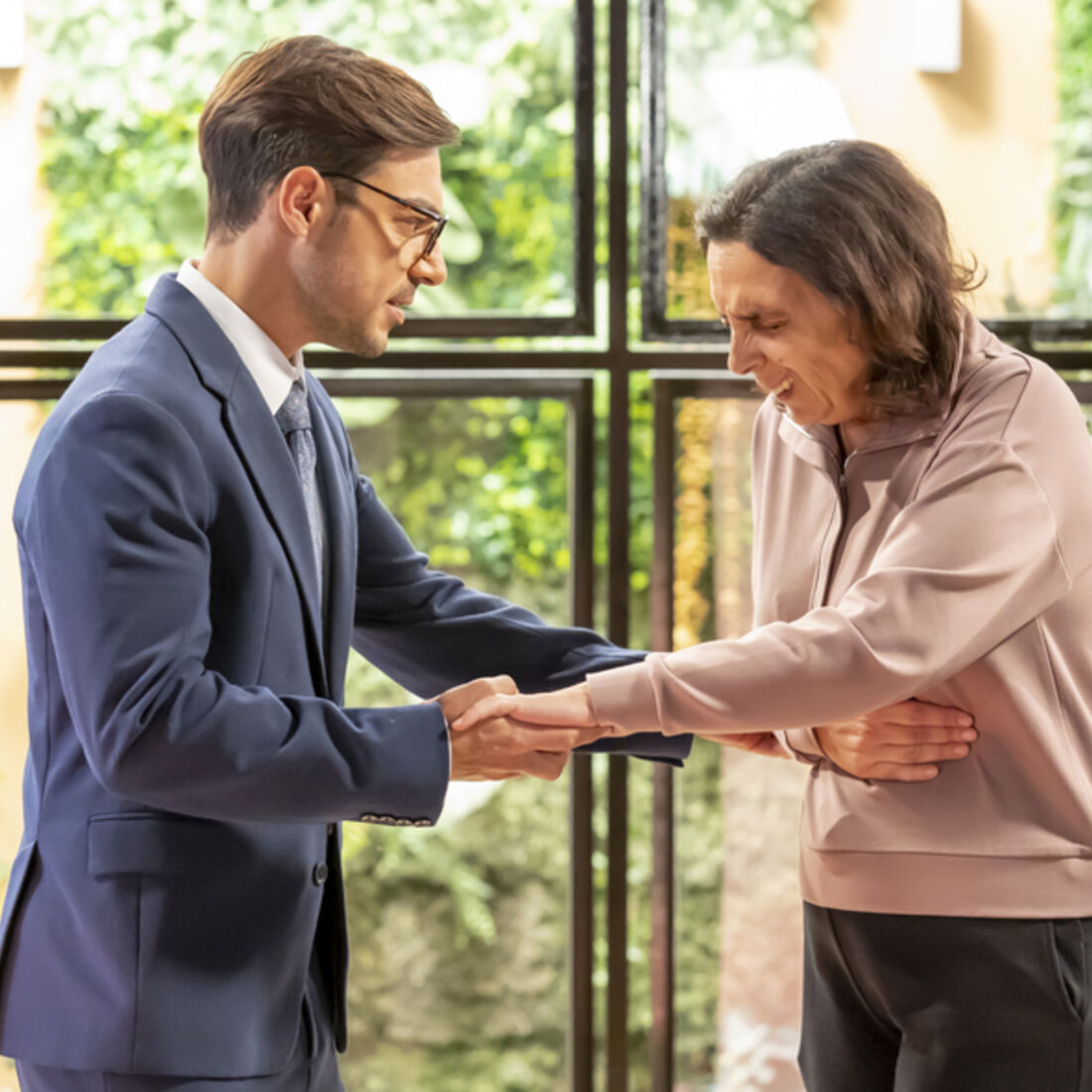 Nelson decide ajudar Júlia após desmaio, surpreendendo a família com transplante.
