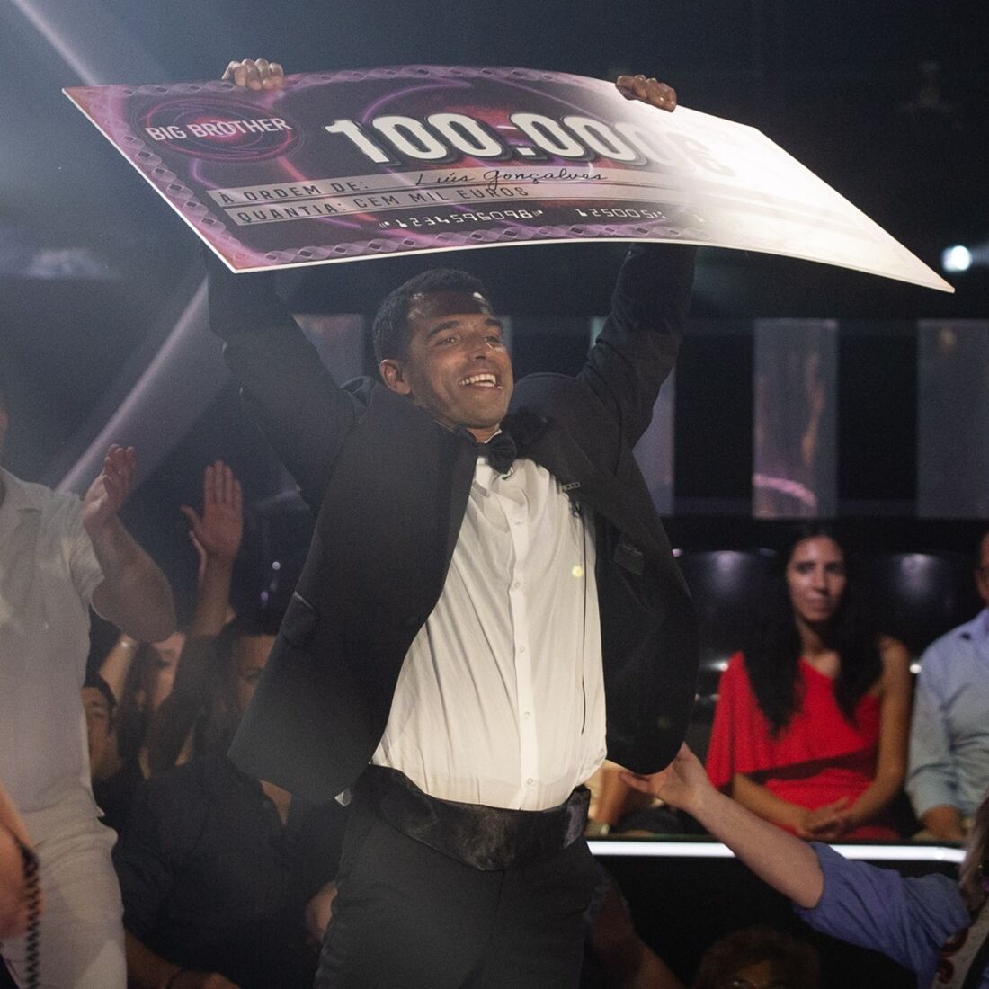 Luís Gonçalves vence o Big Brother e arrecada 100 mil euros