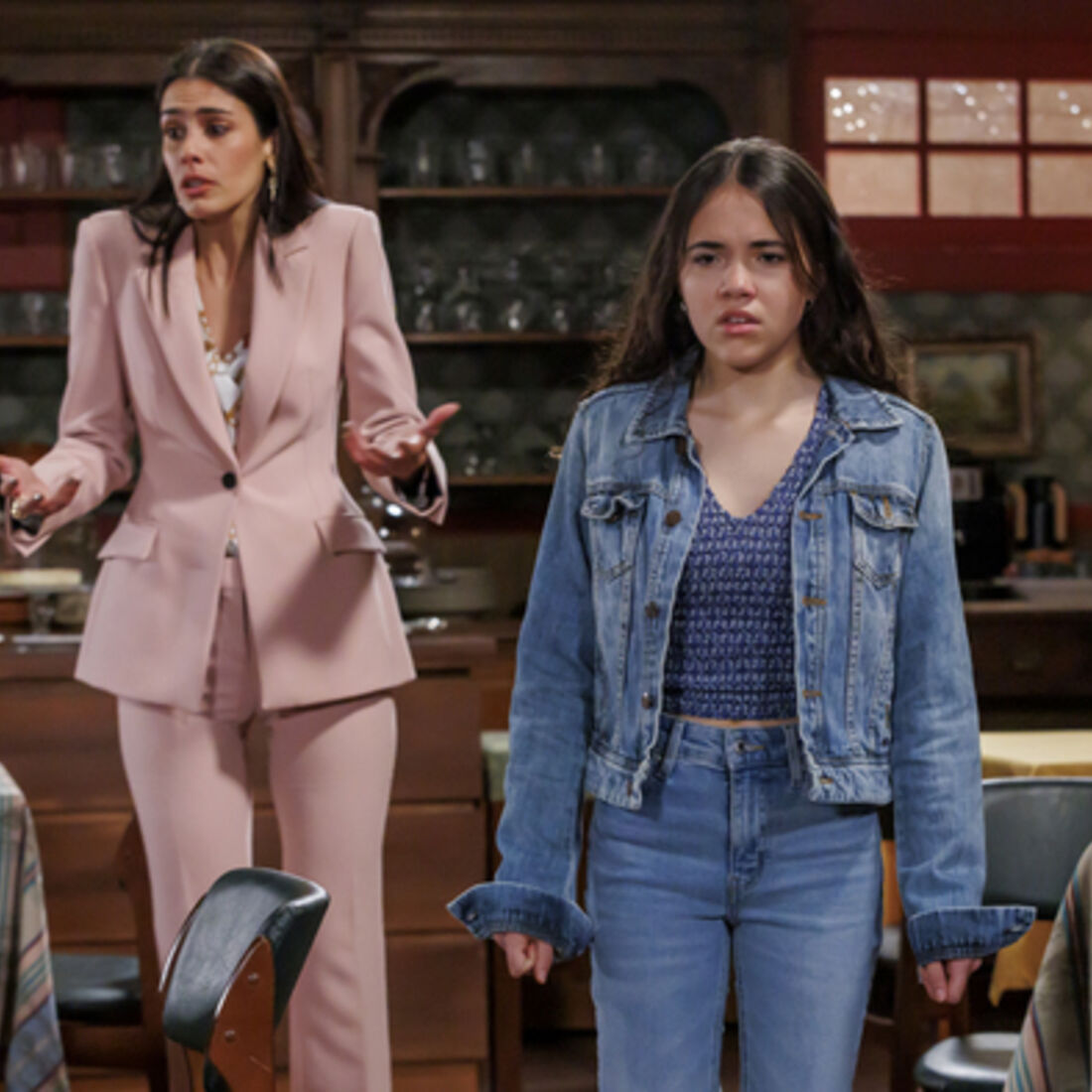 Cláudia explica a Olívia que é sua mãe e revela o motivo do abandono