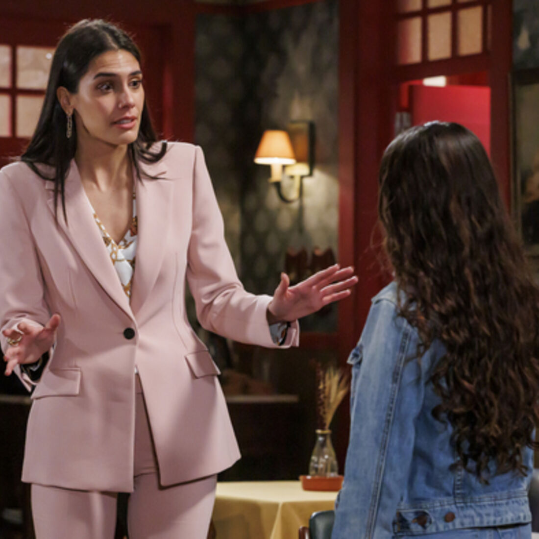 Cláudia revela a Olívia ser sua mãe e explica o abandono