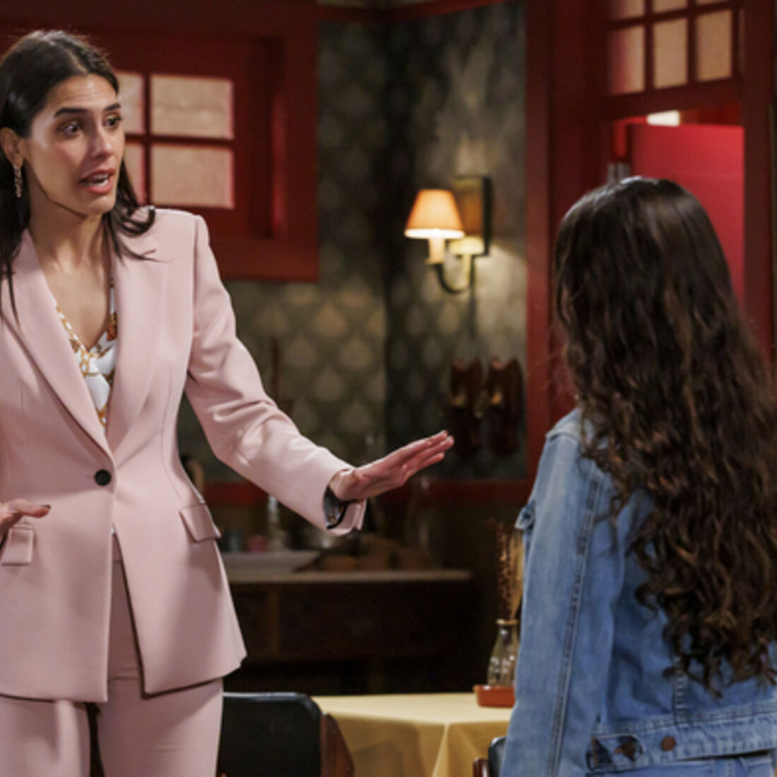 Cláudia revela a Olívia que é sua mãe e explica o abandono, chocando a jovem