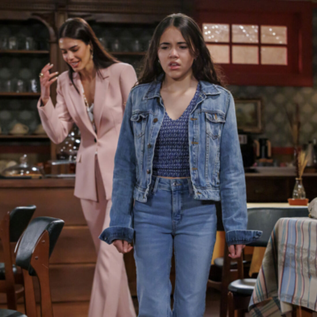 Cláudia revela a Olívia que é sua mãe e explica o abandono