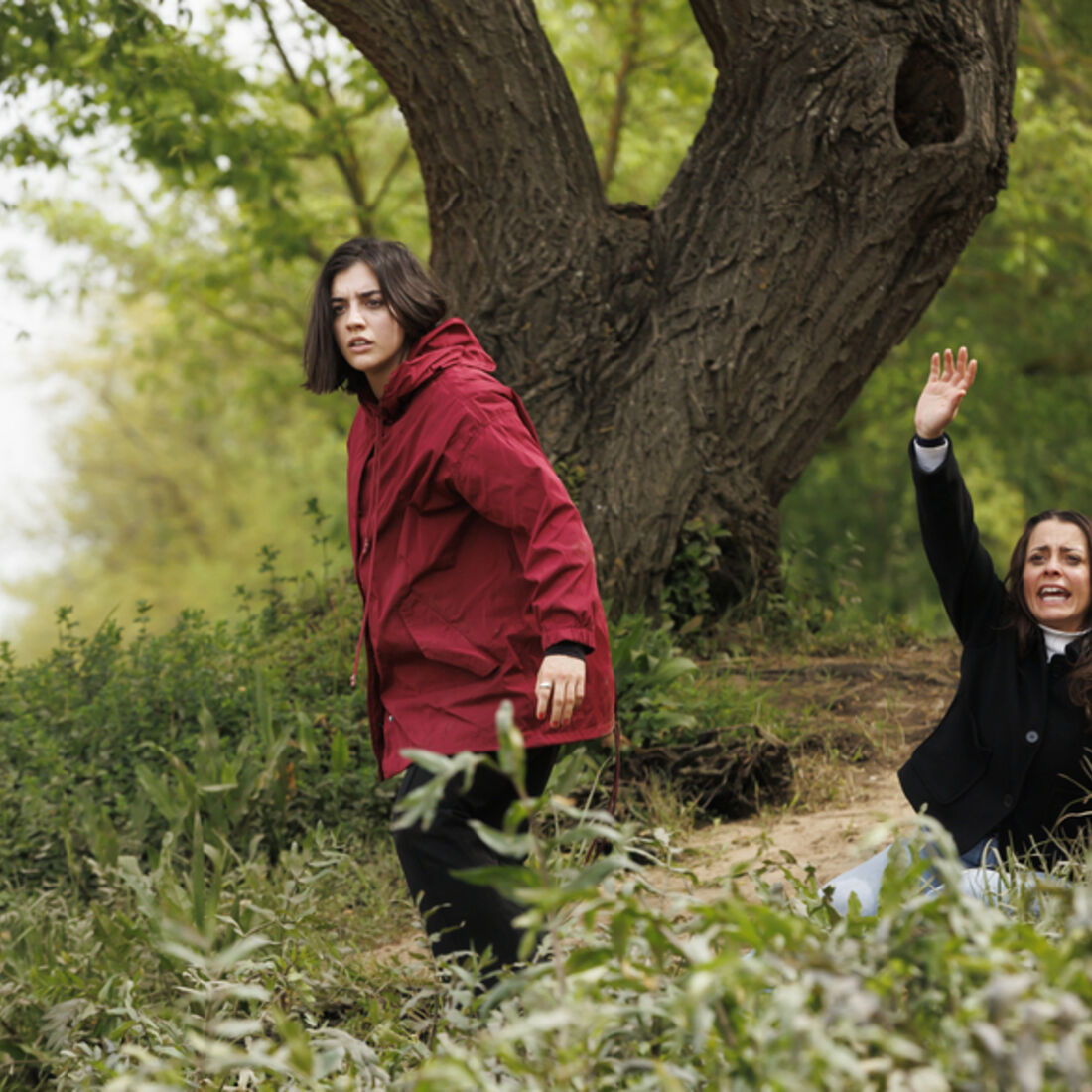 Sofia e Beatriz são resgatadas por um pescador após o incidente em 'A Herança'