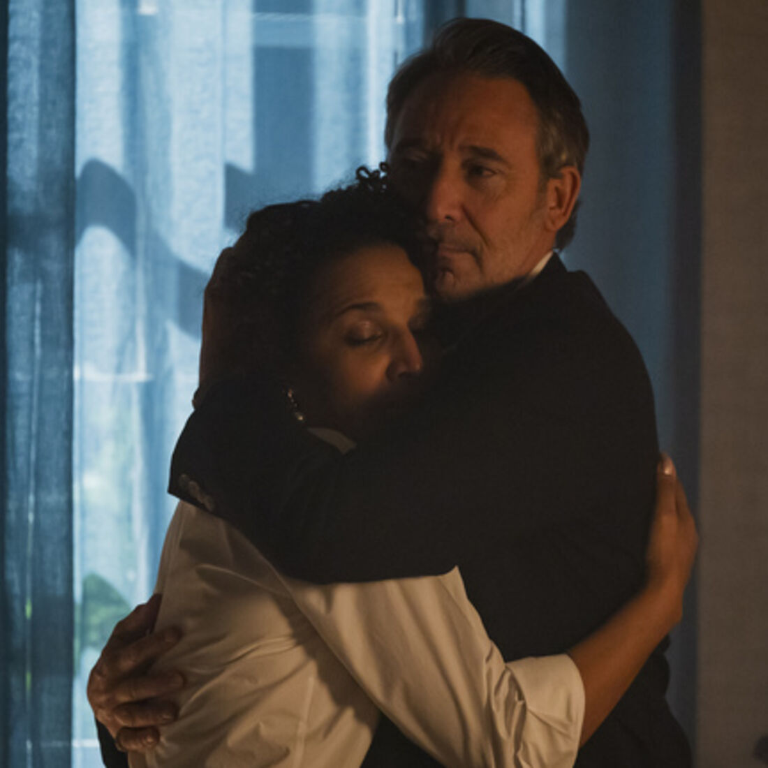 Lukénia, em lágrimas, teme perder a fortuna roubada e pede ajuda a Miguel