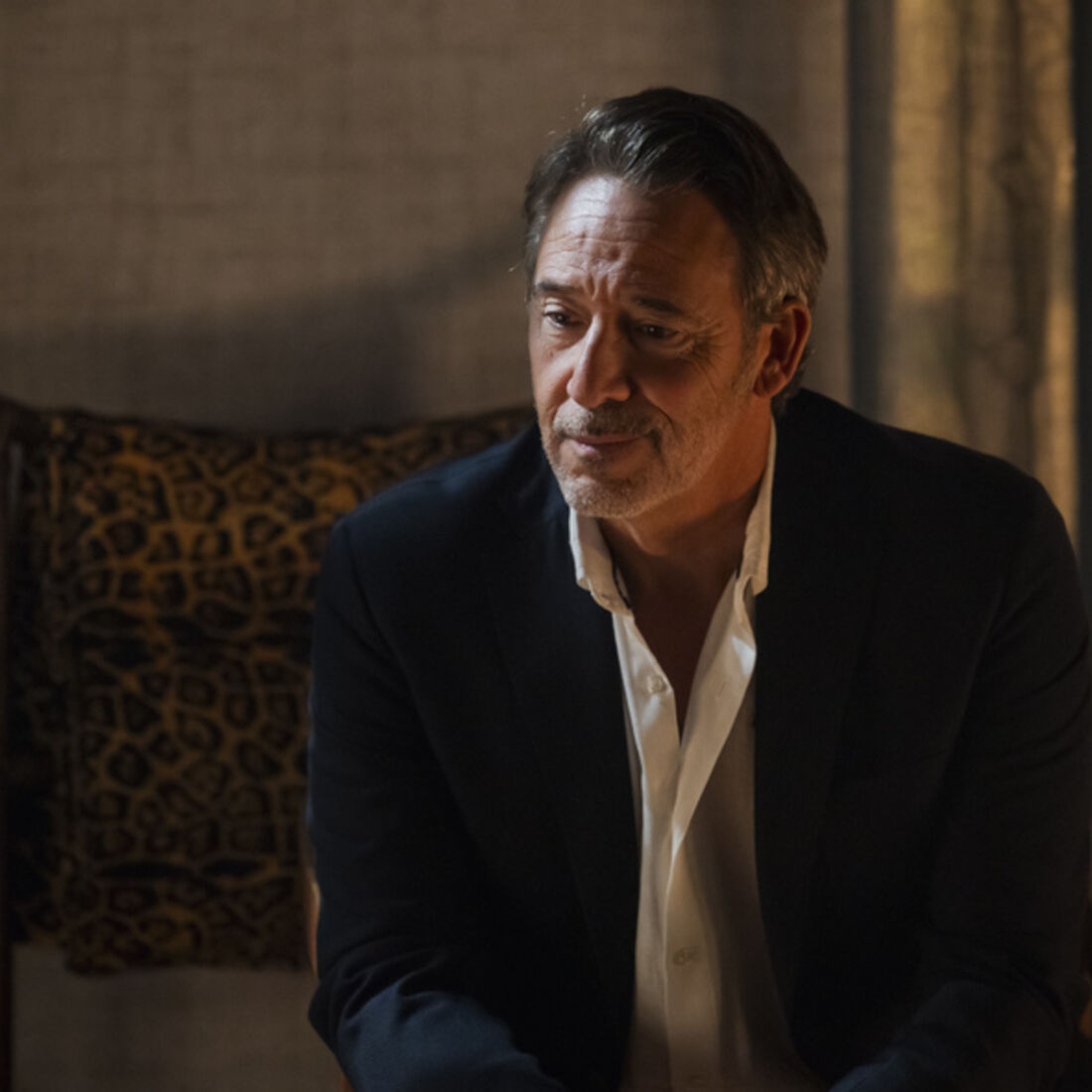 Lukenia teme perder a fortuna roubada e busca ajuda de Miguel