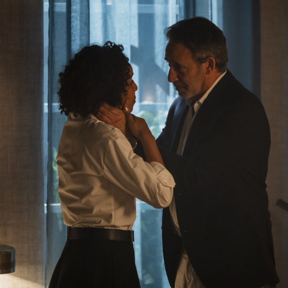 Lukenia chora com medo de perder a fortuna roubada e Miguel tenta ajudá-la em 'A Fazenda'