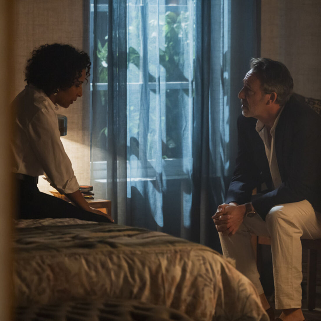 Lukenia, com medo de perder a fortuna, pede ajuda a Miguel