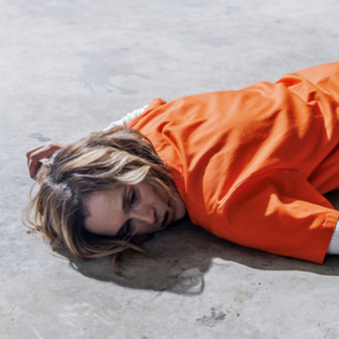 Helena é atraída para uma armadilha na prisão e sofre um atentado