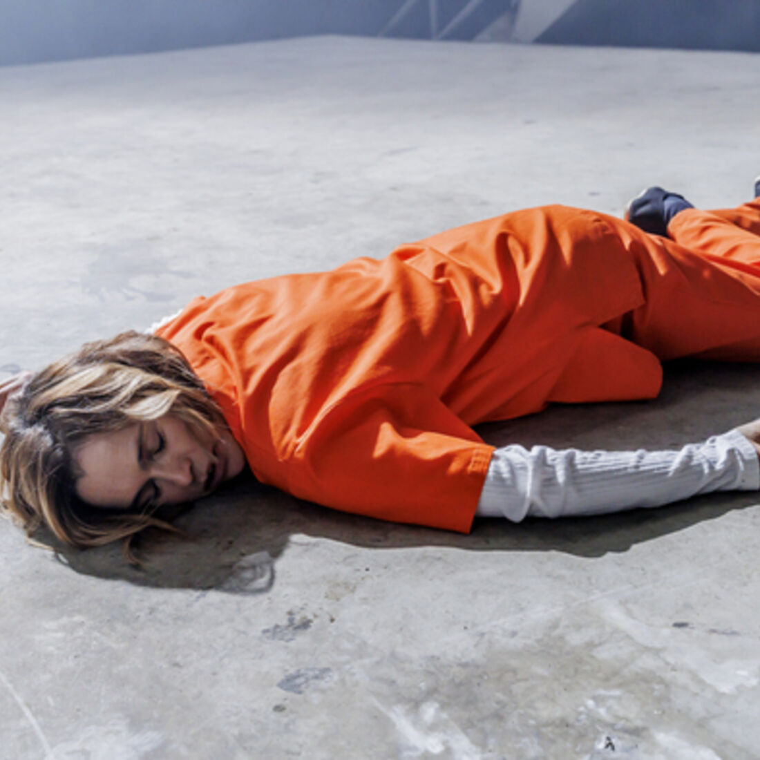 Helena é atraída para uma armadilha e assassinada na prisão