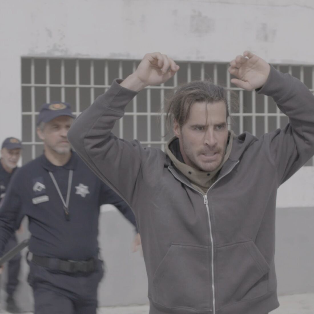 JD enfrenta dilema na prisão, após plano de fuga. Óscar surge com proposta