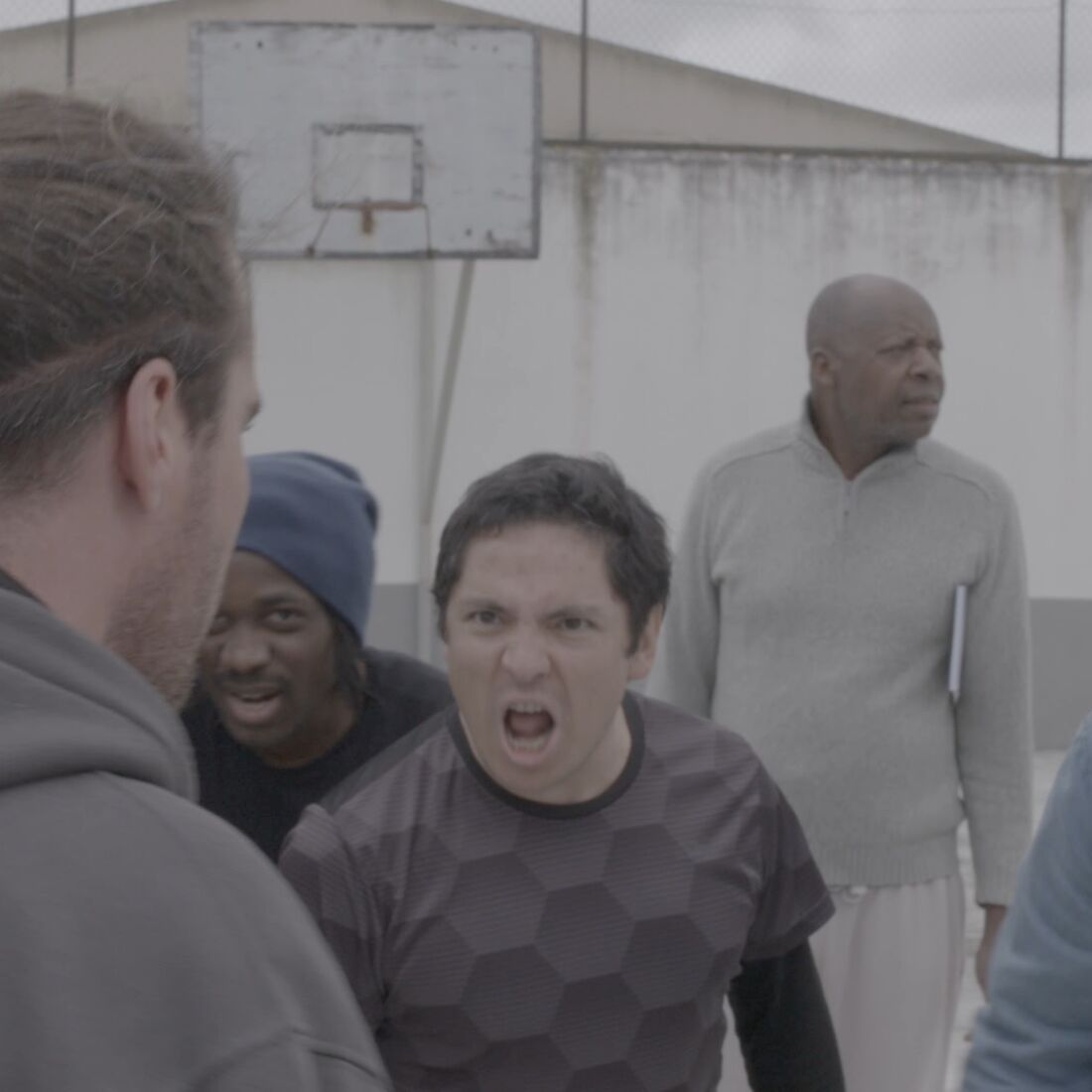 JD arma escândalo para sair da prisão em 'A Protegida'