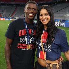 Nuno Mendes celebra título europeu com a namorada, Thalyta Silva