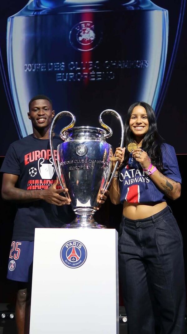 Nuno Mendes e Thalyta Silva celebram títulos com o Paris Saint-Germain