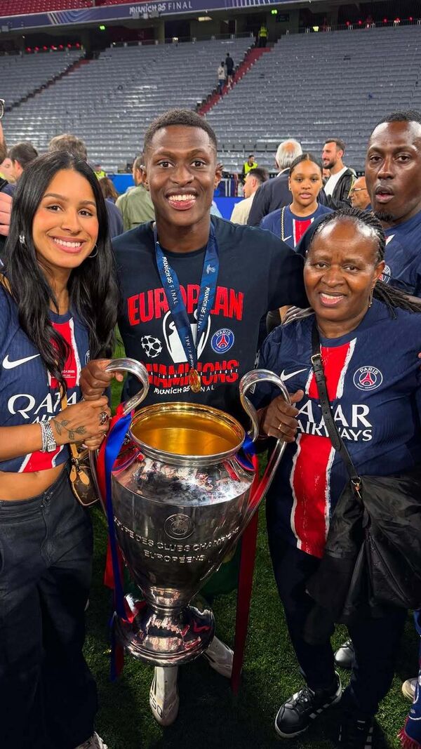 Nuno Mendes celebra título europeu com família e amigos em Munique