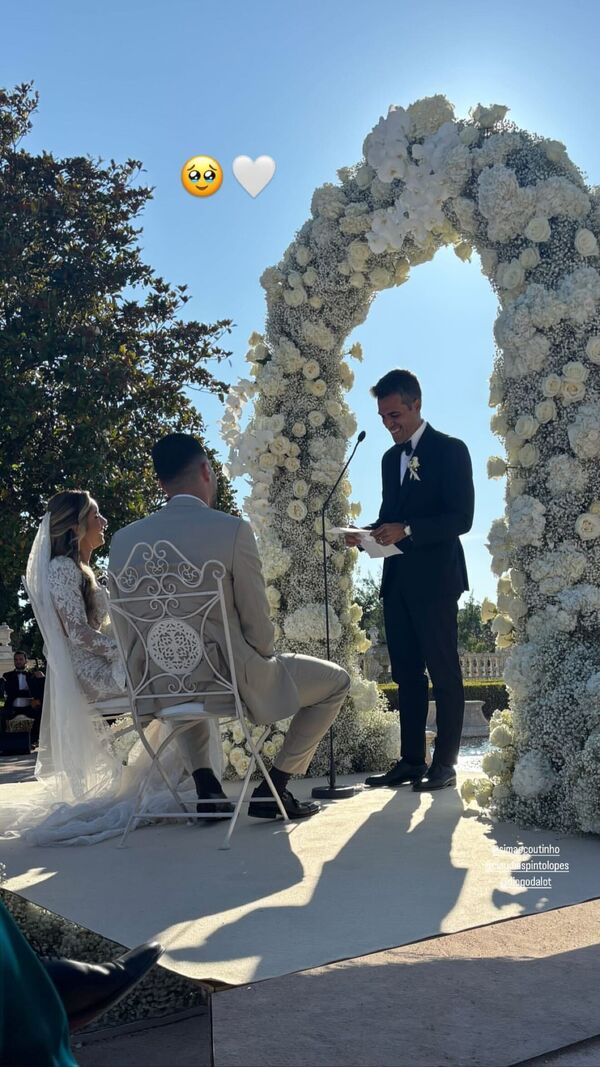 Casamento com cerimónia ao ar livre e arco floral