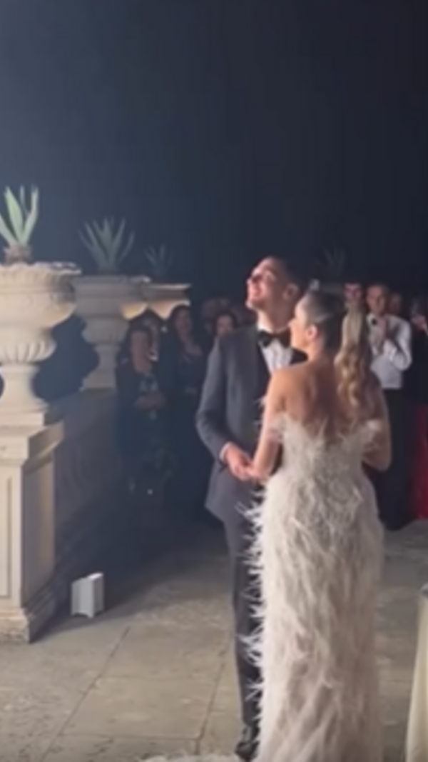 Casal celebra matrimónio com fogo de artifício e bolo festivo