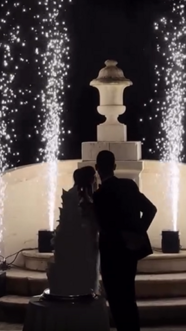 Casal celebra enlace com fogo de artifício em cenário romântico