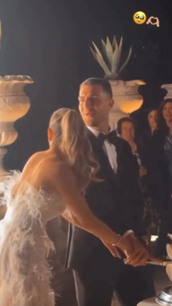 Casal celebra matrimónio e corta bolo festivo