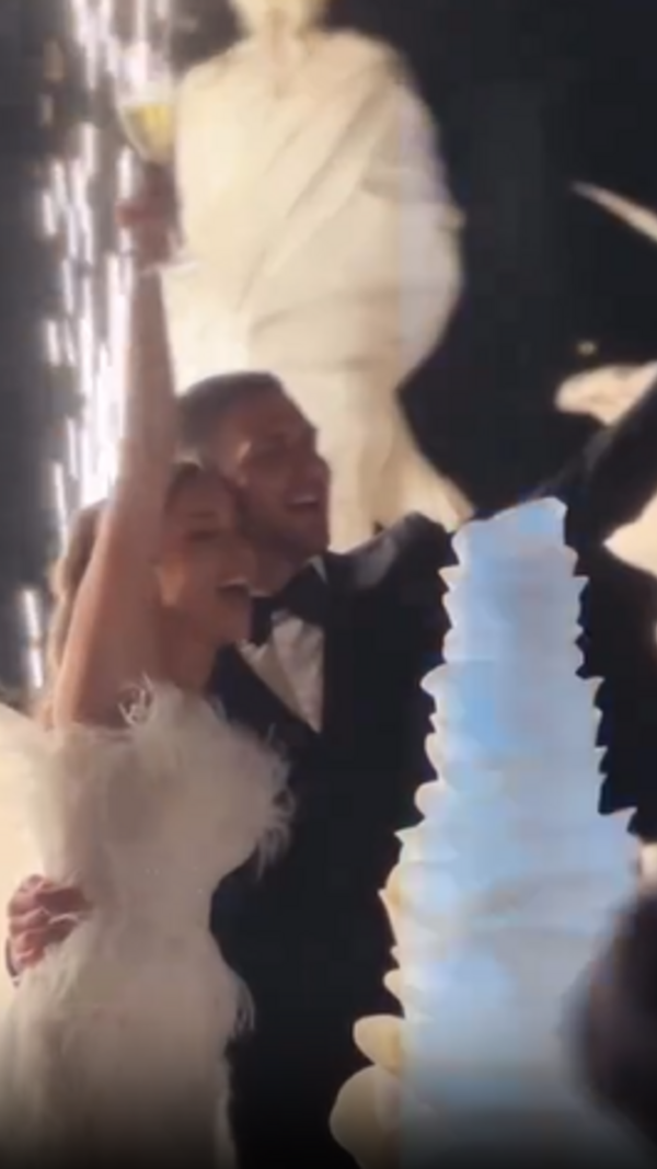 Casal celebra o casamento com champanhe e fogo de artifício
