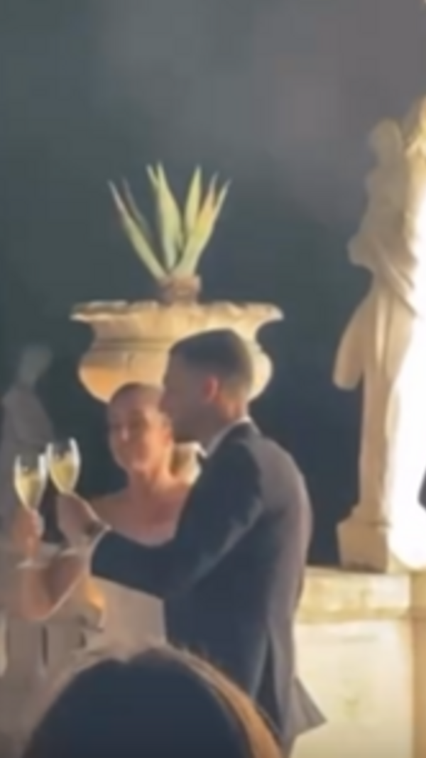 Casal celebra casamento com fogo de artifício