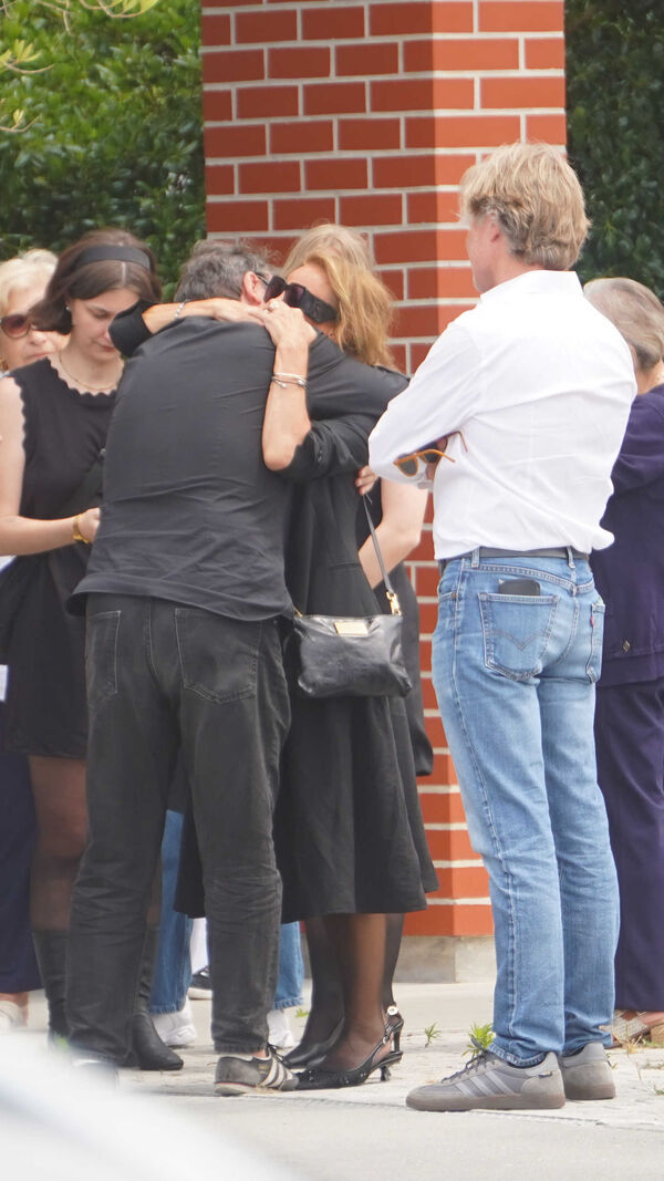Alexandra Lencastre no funeral do pai, Jacinto Pedrosa, em Vieira de Leiria