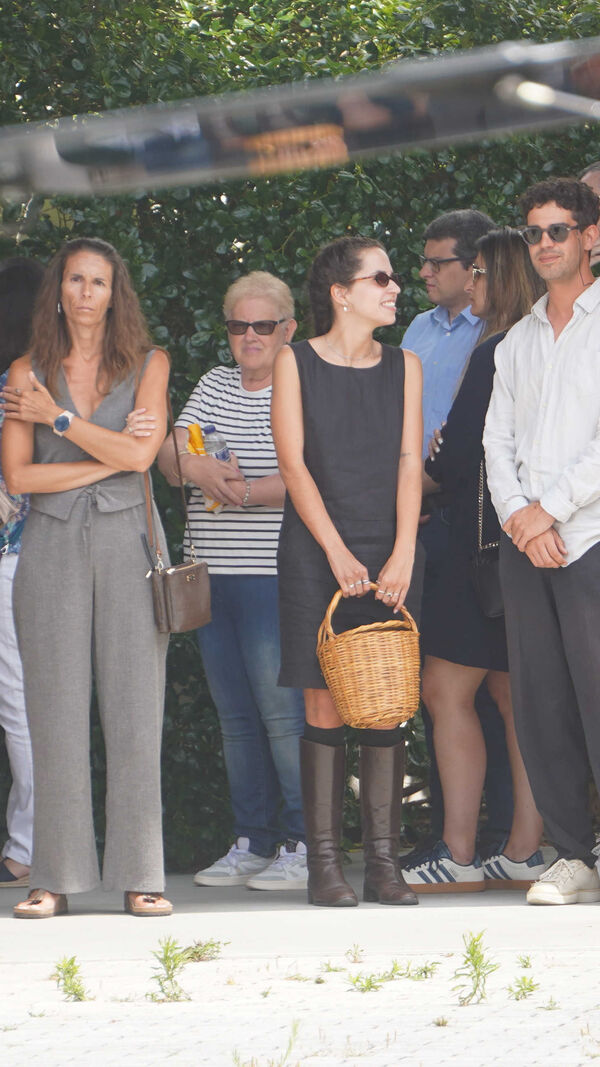 Alexandra Lencastre no funeral do pai, Jacinto Pedrosa, em Vieira de Leiria, com familiares e amigos