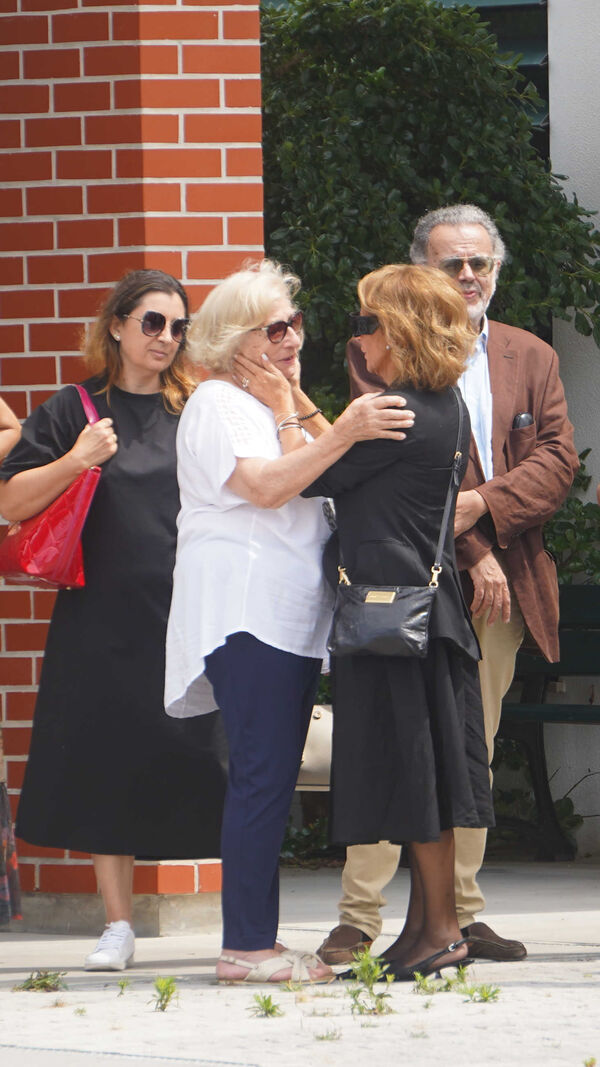Alexandra Lencastre no funeral do pai, Jacinto Pedrosa, com familiares e amigos em Vieira de Leiria