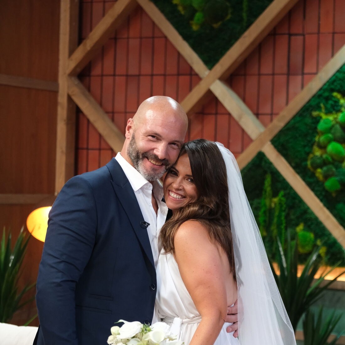 Raquel Mendes e João Ricardo celebram romance com alianças em Casados à Primeira Vista