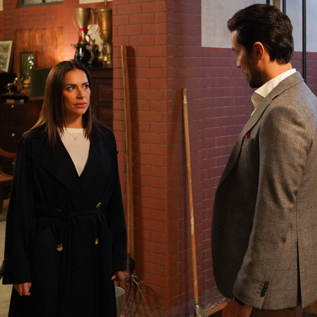 Inês é levada ao hospital com ameaça de aborto após discussão com Pedro em A Herança