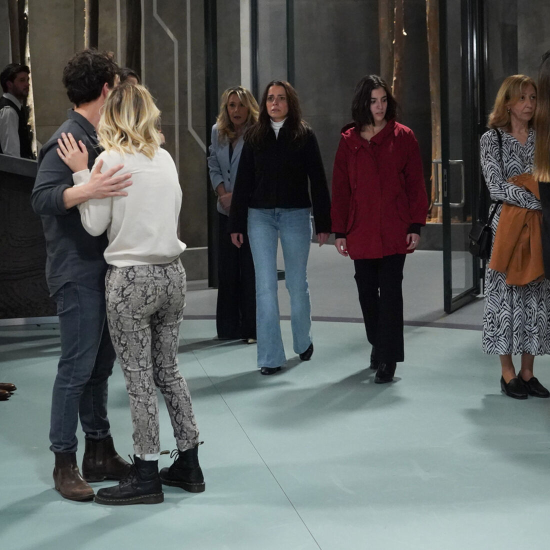 Sofia e Beatriz interrompem homenagem e regressam a casa, chocando Vicente e Gonçalo