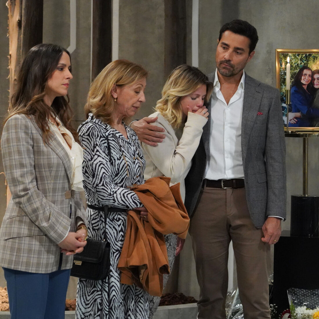 Pilar também faz questão de estar ao lado de Amélia e Vicente