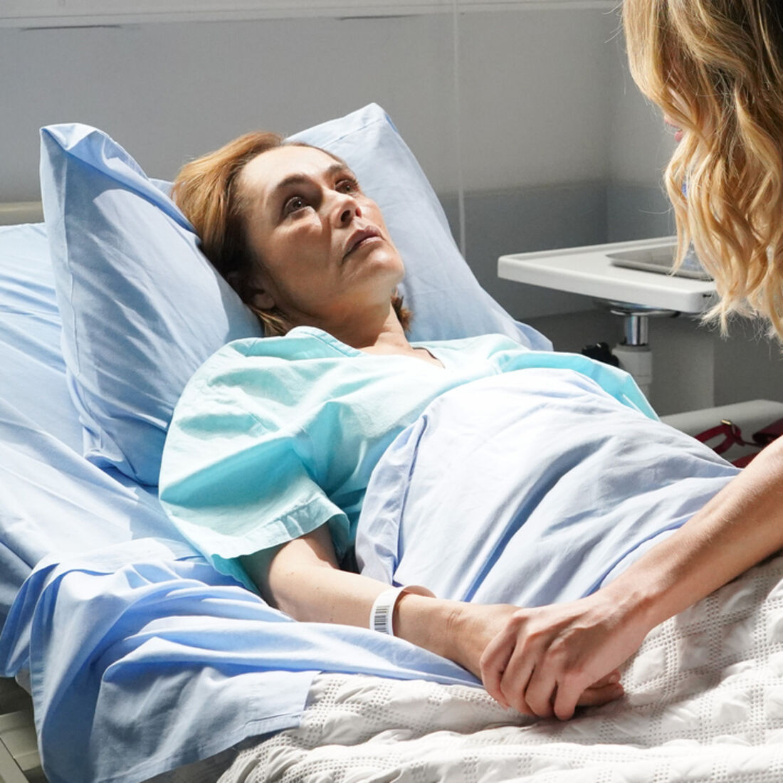 Helena sofre revés e enfrenta tetraplegia em 'A Promessa'.
