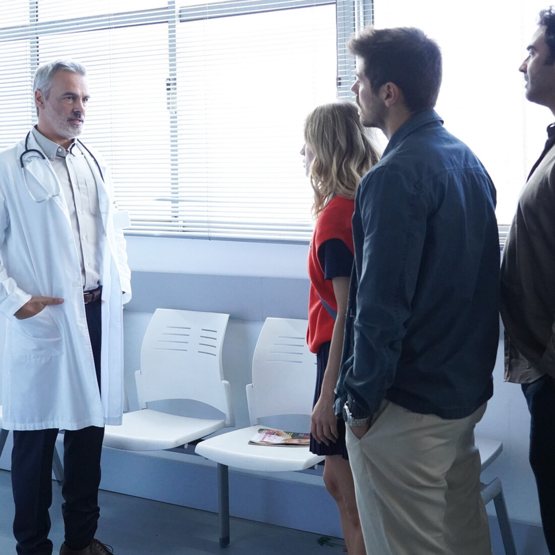 Duarte diz a Camila, Tomás e Miguel qual o diagnóstico de Helena