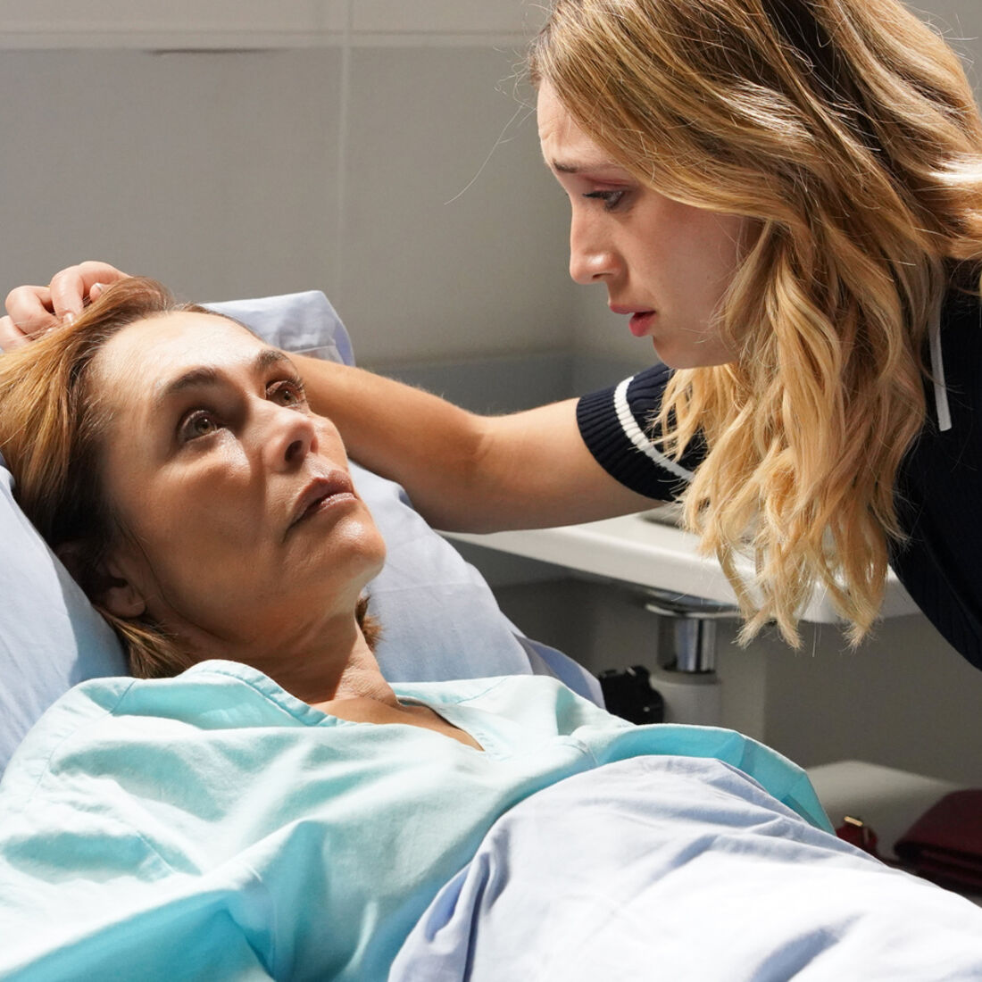 Helena tetraplégica após plano falhado de Olga em A Promessa.
