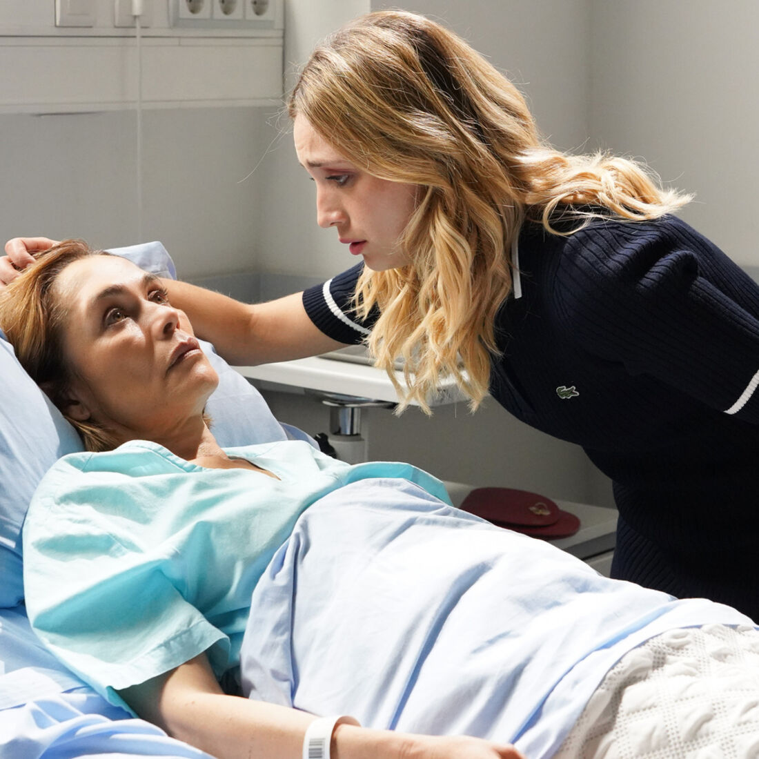 Helena sofre as consequências do plano falhado e enfrenta tetraplegia