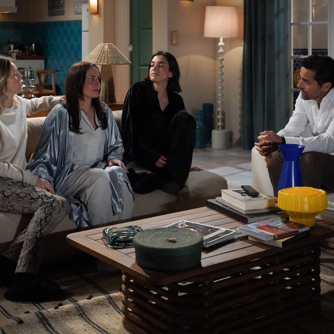 Sofia e Beatriz unem-se a Gonçalo para provar o crime de Vicente.
